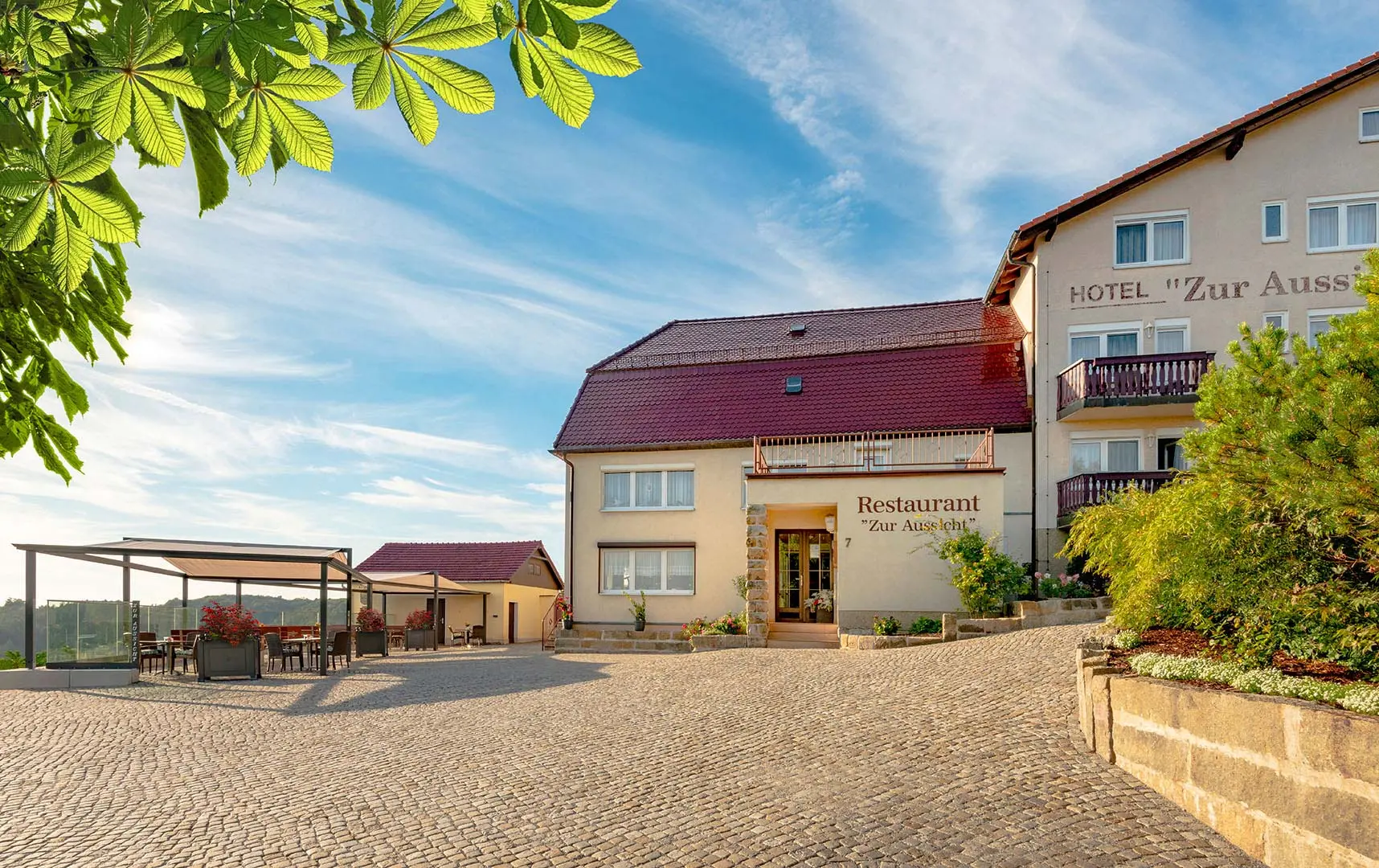 Hotel "Zur Aussicht" in Hohnstein - Außenansicht mit Wintergarten