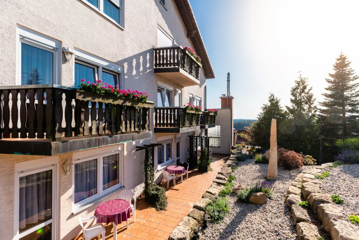 Hotel „Zur Aussicht“ Hohnstein – Balkone über dem Hotelgarten Hotel "Zur Aussicht" Hohnstein - Balkone über dem Hotelgarten