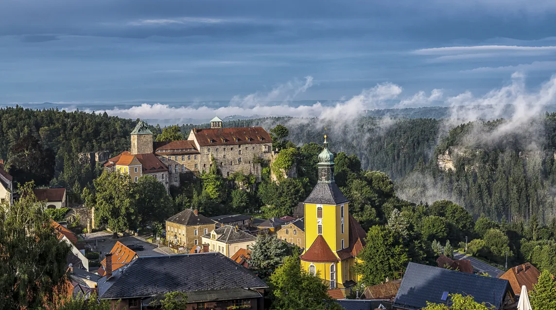 Hotel „Zur Aussicht“ Hohnstein – Umgebung – Blick auf die Burg Hohnstein bei Tag Hotel "Zur Aussicht" Hohnstein - Umgebung - Blick auf die Burg Hohnstein bei Tag