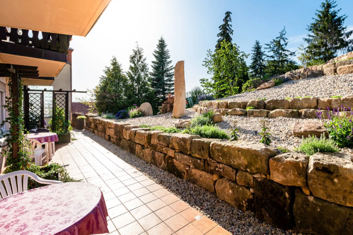 Hotel „Zur Aussicht“ Hohnstein – Blick in den Hotelgarten Hotel "Zur Aussicht" Hohnstein - Blick in den Hotelgarten