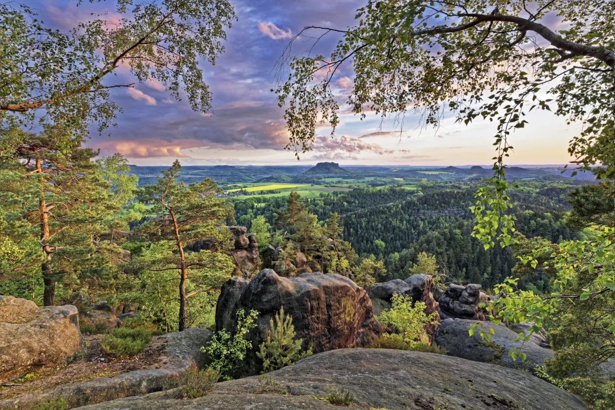 Hotel „Zur Aussicht“ Hohnstein – Umgebung – Blick von den Ochelwänden zum Lilienstein Hotel "Zur Aussicht" Hohnstein - Umgebung - Blick von den Ochelwänden zum Lilienstein